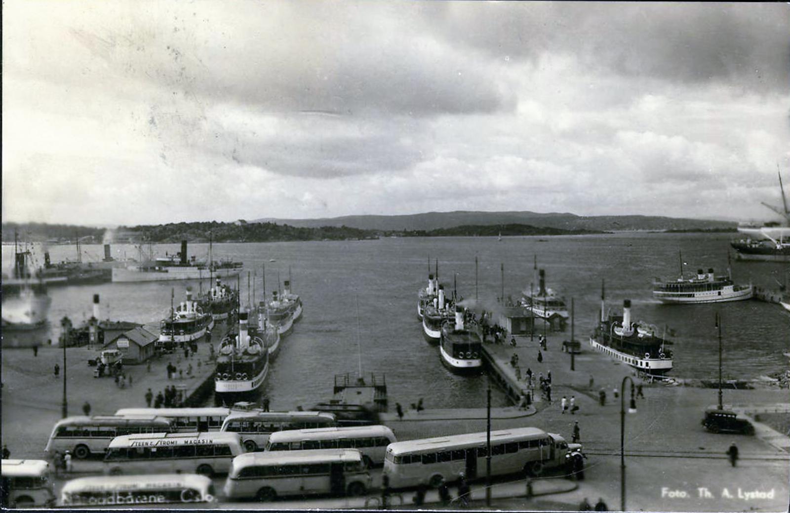 Nesoddbåtene_ Uvanlig oversikt mot båtene og Ormen Lange bussen, utg_ Th_A_Lystad_ Postgått_ 1946.jpg